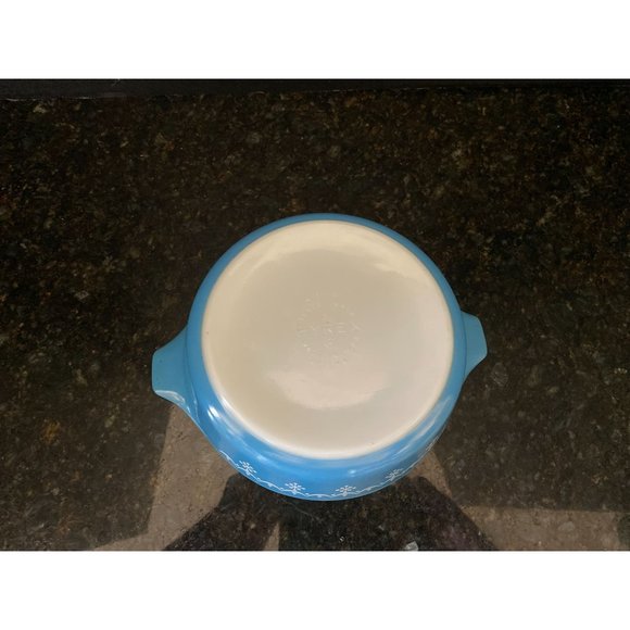 Pyrex Snowflake Garland Cinderella Round 1 Pint Casserole Dish, White on Blue, - Picture 7 of 9